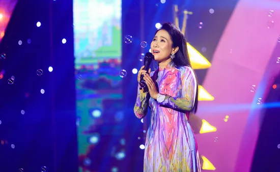 NSƯT Vân Khánh bất ngờ hát "Anh ở đầu sông em cuối sông" bằng giọng Nam