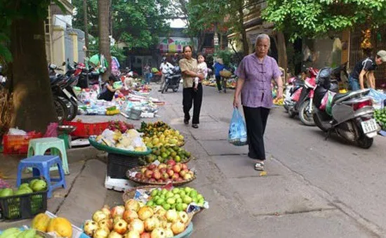 Có nên xóa hoàn toàn chợ cóc, chợ tạm?