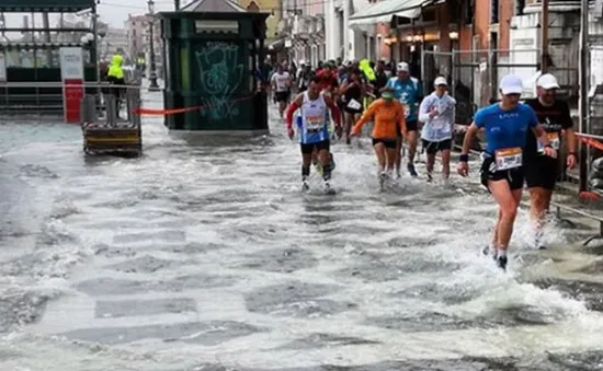 Giải marathon "ngập nước" tại Venice, Italy