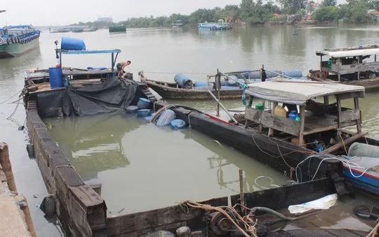 Tàu hóa chất bị chìm trên sông Đồng Nai, người dân lo lắng vì nguy cơ ô nhiễm