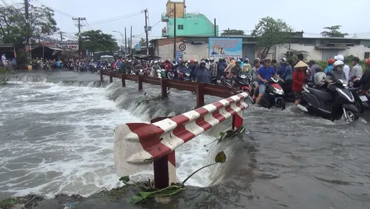 Nước cuốn mất tích người đi đường tại TP.HCM