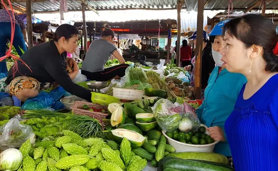 Nha Trang: Giá thực phẩm tươi sống tăng cao do bão lũ