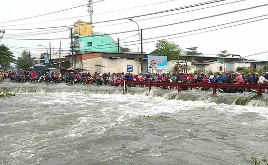 Hiểm họa từ việc người lớn, trẻ nhỏ đua nhau câu cá tại kênh sâu sau bão