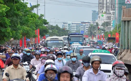 Ùn ứ nghiêm trọng, người dân TP.HCM chật vật qua cầu Kênh Tẻ