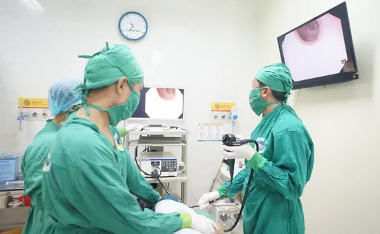 Lấy mề gà mắc trong thực quản bệnh nhân suốt 5 ngày