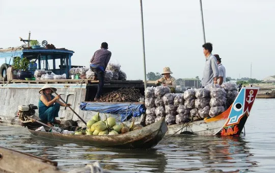 Đón bình minh yên ả, hữu tình trên chợ nổi Long Xuyên