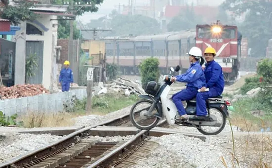 Đề xuất làm hàng rào đóng đường ngang dân sinh tự mở