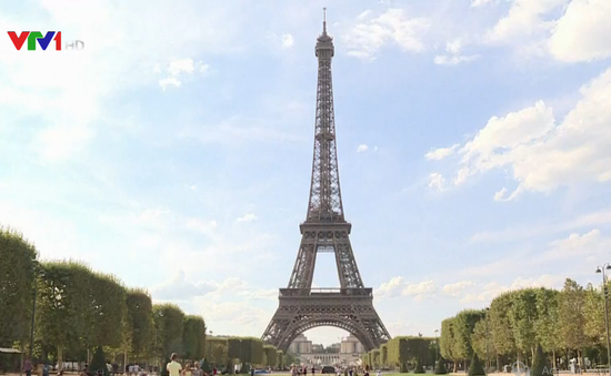 Bán đấu giá một đoạn cầu thang tháp Eiffel