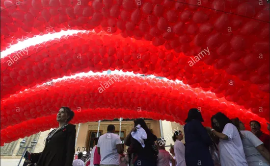 Bầu trời Sao Paulo, Brazil tràn ngập sắc đỏ bóng bay nhân ngày phòng chống HIV/AIDS