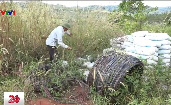 Nghịch lý hàng chục tấn sắt thép, xi măng bị bỏ hoang