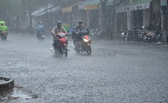 Mưa ở miền Trung giảm cường độ, đề phòng lũ có thể lên trở lại
