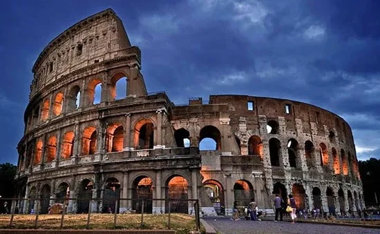 Du khách bị bắt vì gỡ gạch từ di tích đấu trường Colosseo làm kỷ niệm