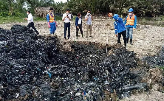 Lỏng lẻo quản lý, hàng nghìn tấn chất thải đổ ra môi trường