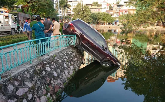 Ô tô lao qua dải phân cách xuống hồ Trúc Bạch