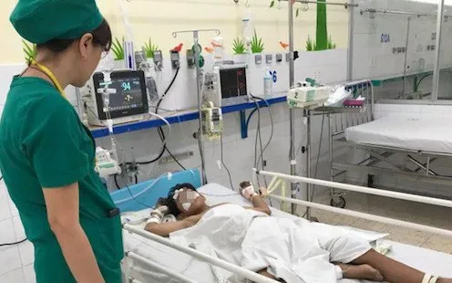 Bé trai vỡ đại tràng vì bị bạn xịt hơi vào hậu môn