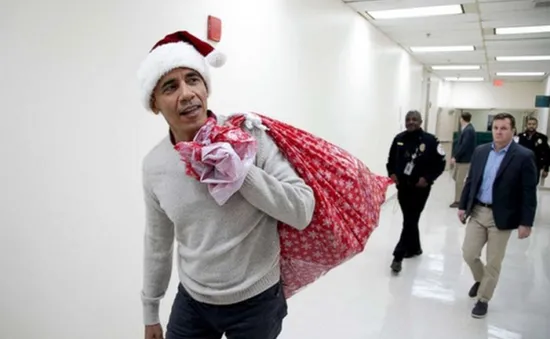 Obama hóa thân ông già Noel, bất ngờ thăm bệnh viện nhi