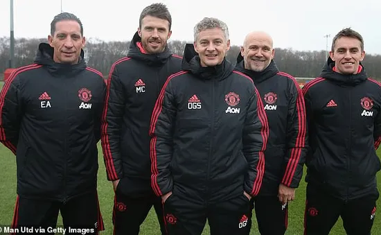 HLV Solskjaer khoe bộ sậu mới cùng sao Man Utd lên chuyên cơ lên đường đấu Cardiff