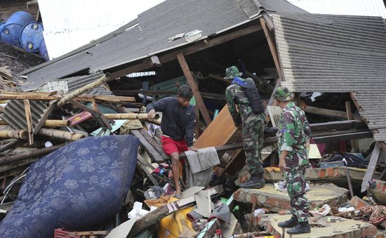 Công tác tìm kiếm cứu hộ sau sóng thần tại Indonesia gặp khó khăn