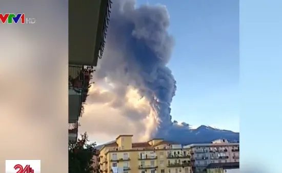 Núi lửa Etna phun trào khiến sân bay Italy tê liệt