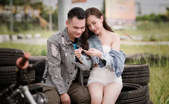 Khắc Việt yêu say đắm hotgirl Kelly Nguyễn trong MV mới "Nụ cười mặn"