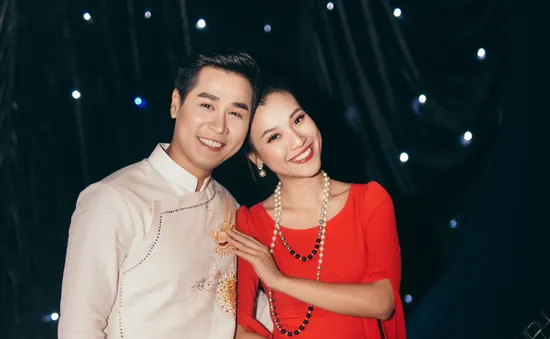 Hoàng Oanh gợi cảm, "tình tứ" bên MC Nguyên Khang