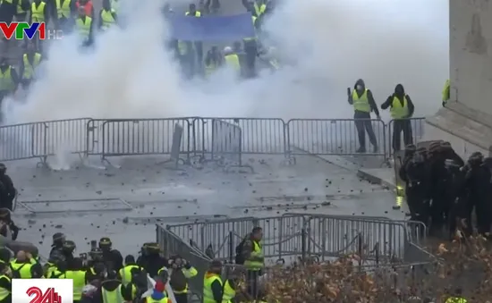 Paris (Pháp) chìm trong khói lửa sau biểu tình chống tăng giá xăng dầu