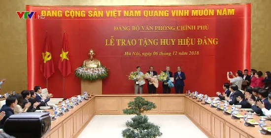 Trao tặng Huy hiệu Đảng cho các đồng chí Lãnh đạo, nguyên Lãnh đạo Chính phủ