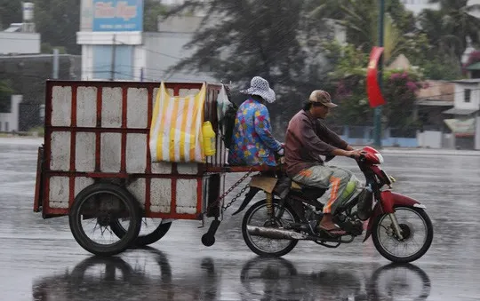 Mưa đang từng đợt trút xuống khu vực Nam miền Trung