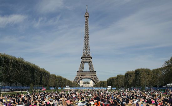 Pháp đóng cửa tháp Eiffel do lo ngại biểu tình