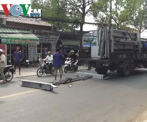 TP.HCM: Khung sắt nặng cả trăm kg văng khỏi xe, rơi trúng nữ sinh