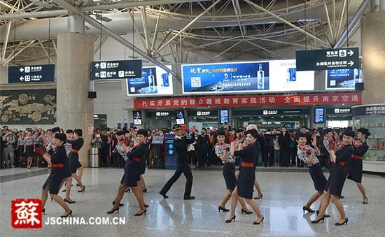 Biểu diễn flashmob mừng năm mới tại sân ga Nam Kinh, Trung Quốc