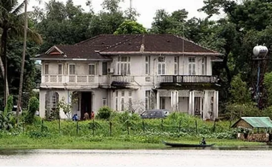 Biệt thự của Cố vấn Nhà nước Myanmar San Suu Kyi bị ném bom xăng