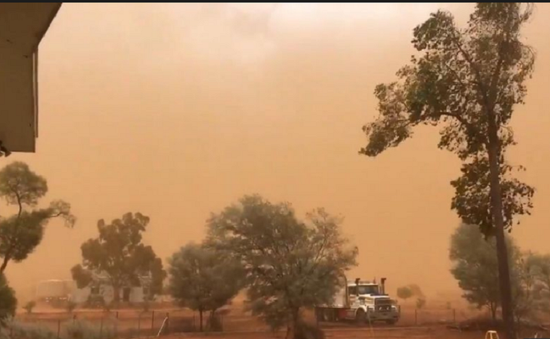 Australia: Bão bụi nhuộm cam cả thị trấn