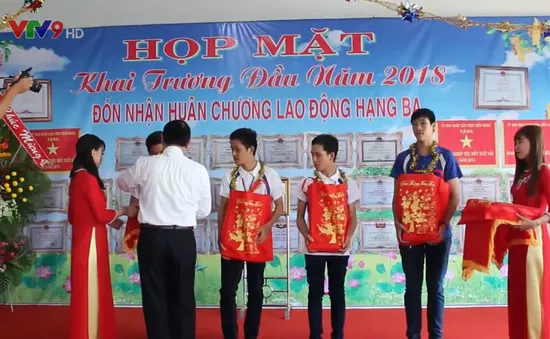 Công ty lì xì vàng cho công nhân ngày khai trương đầu năm