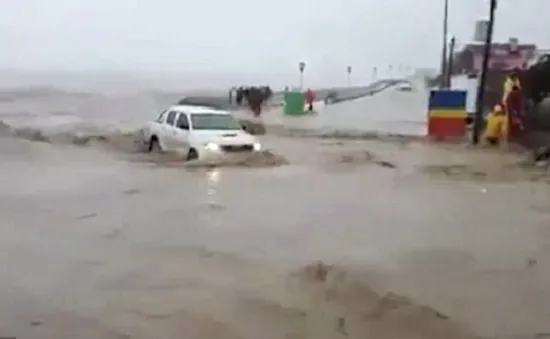 Lũ quét cuốn trôi xe hơi, nhà cửa ở Argentina