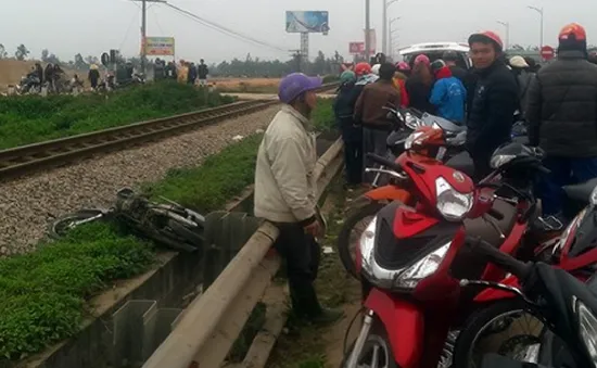 Nghệ An: Tàu hỏa tông nát xe máy, hai nam thanh niên thương vong