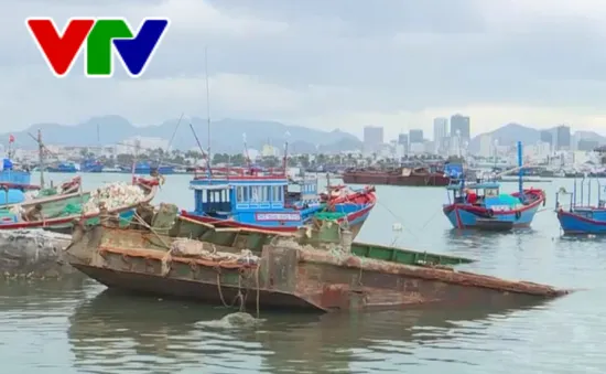 Nha Trang: Sà lan chìm chậm trục vớt, gây nguy hiểm cho tàu thuyền