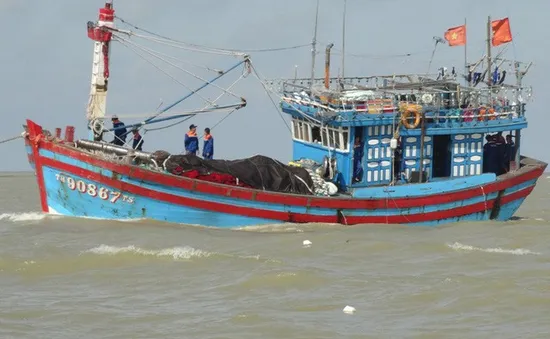 Cứu nạn thành công 8 thuyền viên gặp sự cố hỏng tàu trên biển