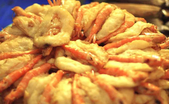 Thưởng thức bánh tôm giòn rụm thơm ngon