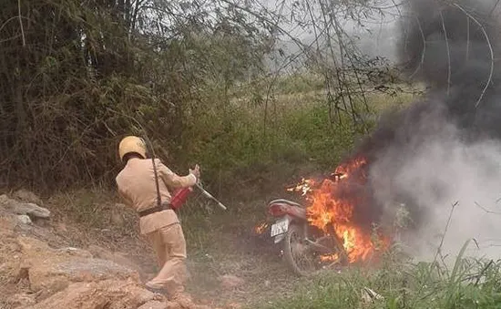 Phụ huynh đốt xe của con trai vi phạm luật giao thông, CSGT "tá hỏa" dập lửa