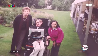 Gặp gỡ con gái nuôi người Việt của thiên tài vật lý Stephen Hawking