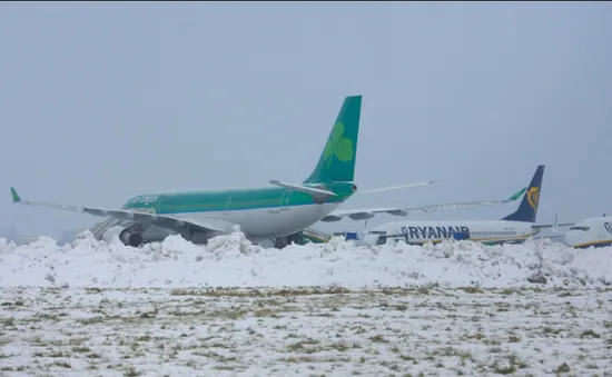 Ireland: Tuyết rơi dày khiến các chuyến bay bị hoãn, hủy