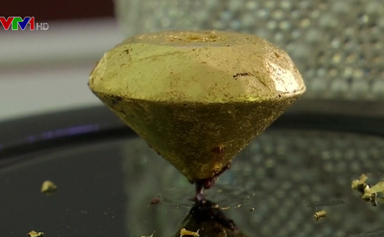 Bồ Đào Nha trưng bày viên chocolate bọc vàng đắt nhất thế giới