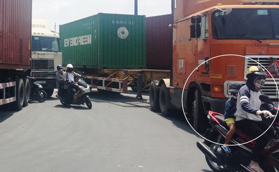 Nhiều vụ tai nạn giao thông do xe máy "cắt đầu" xe container