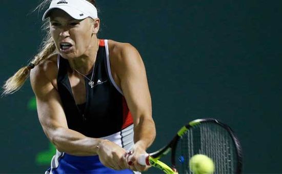 WTA Finals 2018: ĐKVĐ Caroline Wozniacki ra quân thất vọng