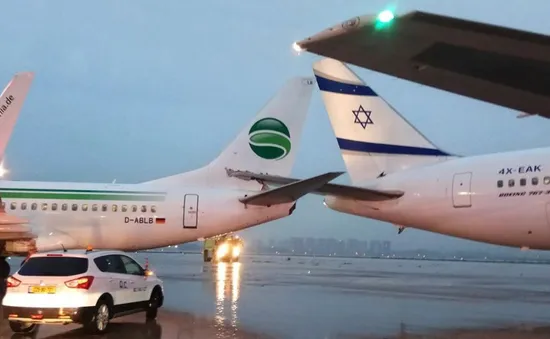 Máy bay của Đức và Israel mắc đuôi vào nhau sau va chạm