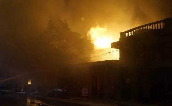 VIDEO: Cháy lớn lan ra 5 nhà dân gần cây xăng ở Hải Phòng
