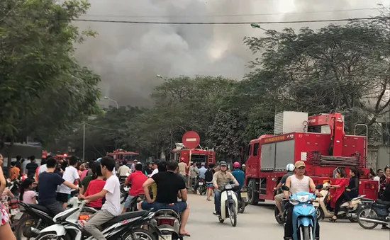 Lửa bùng cháy dữ dội ở chợ Quang (Thanh Liệt, Hà Nội)