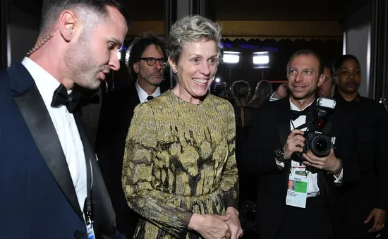 Vừa giành giải Oscar, Frances McDormand suýt mất tượng vàng