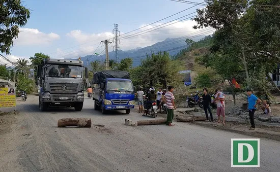 Khánh Hòa: Người dân mang gỗ, đá tảng ra đường chặn xe chở đất đá